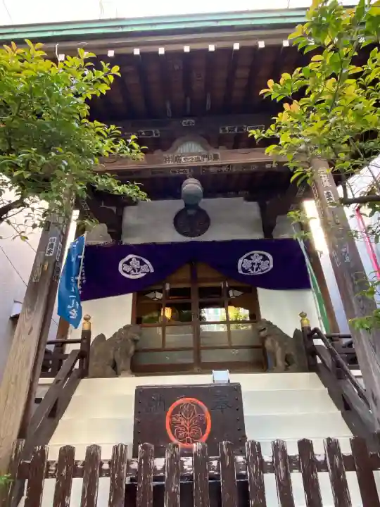 諏訪神社の{uncategorized: "未分類", other: "その他", undefined: "問題あり", building: "その他建物", grave: "お墓", sacred_gate: "鳥居", guardian: "狛犬", statue: "像", buddha: "仏像", history: "歴史", nature: "自然", garden: "庭園", animal: "動物", pagoda: "塔", temizu: "手水舎", mountain_gate: "山門・神門", sanctuary: "本殿・本堂", subordinate: "末社・摂社", art: "芸術", scenery: "景色", jizo: "地蔵", ema: "絵馬", goshuin: "御朱印", omikuji: "おみくじ", items: "授与品その他", amulet: "お守り", goshuincho: "御朱印帳", eats: "食事", festival: "お祭り", votive_dance: "神楽", shichigosan: "七五三参", wedding: "結婚式", experience: "体験その他", initially: "初詣", around: "周辺", anti_infection: "感染症対策"}