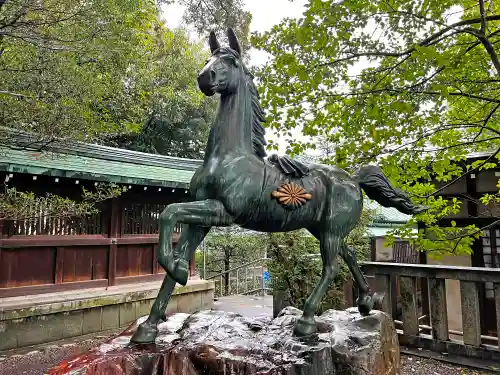 堤治神社の像