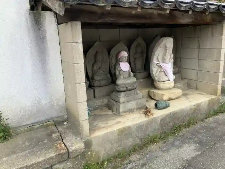 霊泉寺の{uncategorized: "未分類", other: "その他", undefined: "問題あり", building: "その他建物", grave: "お墓", sacred_gate: "鳥居", guardian: "狛犬", statue: "像", buddha: "仏像", history: "歴史", nature: "自然", garden: "庭園", animal: "動物", pagoda: "塔", temizu: "手水舎", mountain_gate: "山門・神門", sanctuary: "本殿・本堂", subordinate: "末社・摂社", art: "芸術", scenery: "景色", jizo: "地蔵", ema: "絵馬", goshuin: "御朱印", omikuji: "おみくじ", items: "授与品その他", amulet: "お守り", goshuincho: "御朱印帳", eats: "食事", festival: "お祭り", votive_dance: "神楽", shichigosan: "七五三参", wedding: "結婚式", experience: "体験その他", initially: "初詣", around: "周辺", anti_infection: "感染症対策"}