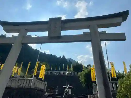 丹生川上神社（上社）の{uncategorized: "未分類", other: "その他", undefined: "問題あり", building: "その他建物", grave: "お墓", sacred_gate: "鳥居", guardian: "狛犬", statue: "像", buddha: "仏像", history: "歴史", nature: "自然", garden: "庭園", animal: "動物", pagoda: "塔", temizu: "手水舎", mountain_gate: "山門・神門", sanctuary: "本殿・本堂", subordinate: "末社・摂社", art: "芸術", scenery: "景色", jizo: "地蔵", ema: "絵馬", goshuin: "御朱印", omikuji: "おみくじ", items: "授与品その他", amulet: "お守り", goshuincho: "御朱印帳", eats: "食事", festival: "お祭り", votive_dance: "神楽", shichigosan: "七五三参", wedding: "結婚式", experience: "体験その他", initially: "初詣", around: "周辺", anti_infection: "感染症対策"}