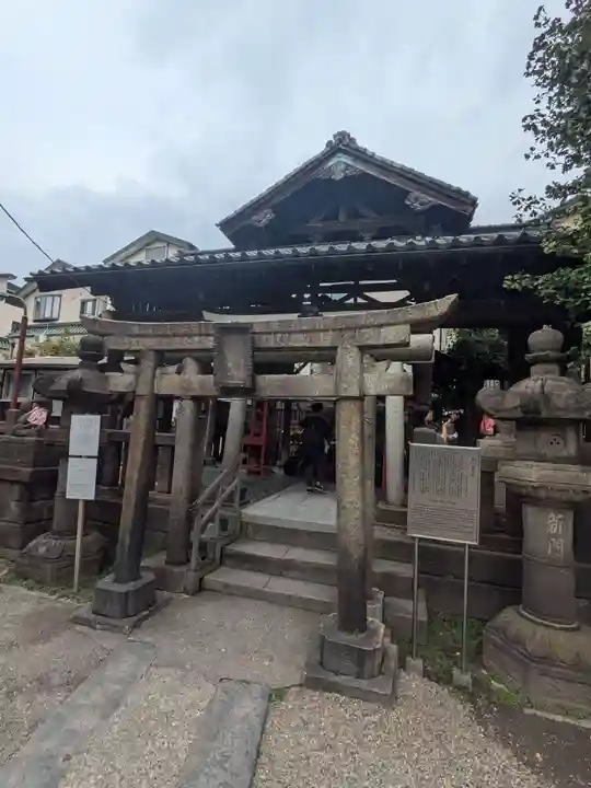被官稲荷神社の鳥居