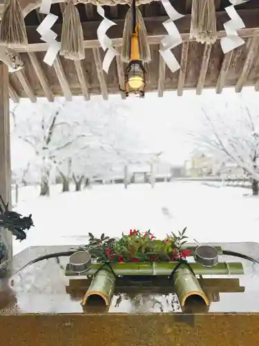 守りの神　藤基神社の手水舎