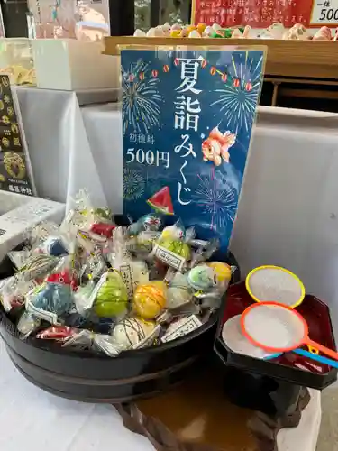 守りの神　藤基神社の授与品その他