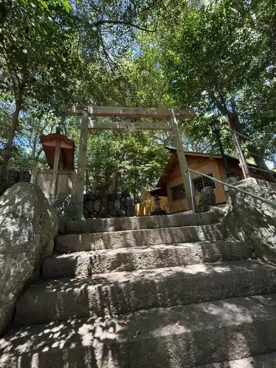 満留山神社の{uncategorized: "未分類", other: "その他", undefined: "問題あり", building: "その他建物", grave: "お墓", sacred_gate: "鳥居", guardian: "狛犬", statue: "像", buddha: "仏像", history: "歴史", nature: "自然", garden: "庭園", animal: "動物", pagoda: "塔", temizu: "手水舎", mountain_gate: "山門・神門", sanctuary: "本殿・本堂", subordinate: "末社・摂社", art: "芸術", scenery: "景色", jizo: "地蔵", ema: "絵馬", goshuin: "御朱印", omikuji: "おみくじ", items: "授与品その他", amulet: "お守り", goshuincho: "御朱印帳", eats: "食事", festival: "お祭り", votive_dance: "神楽", shichigosan: "七五三参", wedding: "結婚式", experience: "体験その他", initially: "初詣", around: "周辺", anti_infection: "感染症対策"}