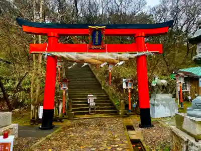 高山稲荷神社の{uncategorized: "未分類", other: "その他", undefined: "問題あり", building: "その他建物", grave: "お墓", sacred_gate: "鳥居", guardian: "狛犬", statue: "像", buddha: "仏像", history: "歴史", nature: "自然", garden: "庭園", animal: "動物", pagoda: "塔", temizu: "手水舎", mountain_gate: "山門・神門", sanctuary: "本殿・本堂", subordinate: "末社・摂社", art: "芸術", scenery: "景色", jizo: "地蔵", ema: "絵馬", goshuin: "御朱印", omikuji: "おみくじ", items: "授与品その他", amulet: "お守り", goshuincho: "御朱印帳", eats: "食事", festival: "お祭り", votive_dance: "神楽", shichigosan: "七五三参", wedding: "結婚式", experience: "体験その他", initially: "初詣", around: "周辺", anti_infection: "感染症対策"}