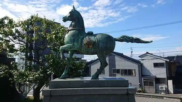 高岡関野神社の像