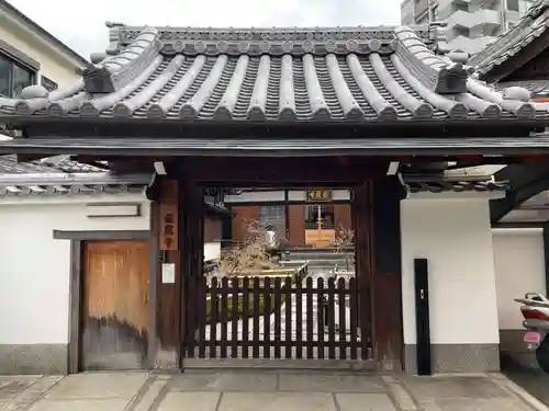 荘厳寺の山門