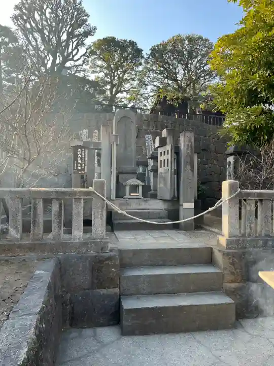泉岳寺の{uncategorized: "未分類", other: "その他", undefined: "問題あり", building: "その他建物", grave: "お墓", sacred_gate: "鳥居", guardian: "狛犬", statue: "像", buddha: "仏像", history: "歴史", nature: "自然", garden: "庭園", animal: "動物", pagoda: "塔", temizu: "手水舎", mountain_gate: "山門・神門", sanctuary: "本殿・本堂", subordinate: "末社・摂社", art: "芸術", scenery: "景色", jizo: "地蔵", ema: "絵馬", goshuin: "御朱印", omikuji: "おみくじ", items: "授与品その他", amulet: "お守り", goshuincho: "御朱印帳", eats: "食事", festival: "お祭り", votive_dance: "神楽", shichigosan: "七五三参", wedding: "結婚式", experience: "体験その他", initially: "初詣", around: "周辺", anti_infection: "感染症対策"}