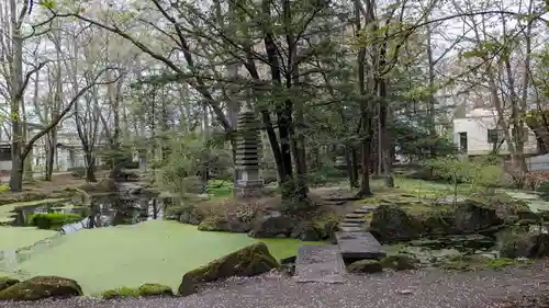 帯廣神社の庭園