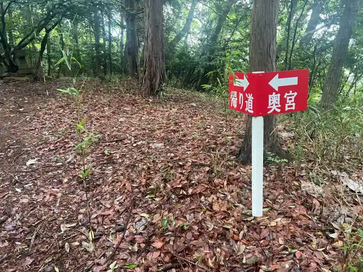 賀茂別雷神社奥宮の{uncategorized: "未分類", other: "その他", undefined: "問題あり", building: "その他建物", grave: "お墓", sacred_gate: "鳥居", guardian: "狛犬", statue: "像", buddha: "仏像", history: "歴史", nature: "自然", garden: "庭園", animal: "動物", pagoda: "塔", temizu: "手水舎", mountain_gate: "山門・神門", sanctuary: "本殿・本堂", subordinate: "末社・摂社", art: "芸術", scenery: "景色", jizo: "地蔵", ema: "絵馬", goshuin: "御朱印", omikuji: "おみくじ", items: "授与品その他", amulet: "お守り", goshuincho: "御朱印帳", eats: "食事", festival: "お祭り", votive_dance: "神楽", shichigosan: "七五三参", wedding: "結婚式", experience: "体験その他", initially: "初詣", around: "周辺", anti_infection: "感染症対策"}