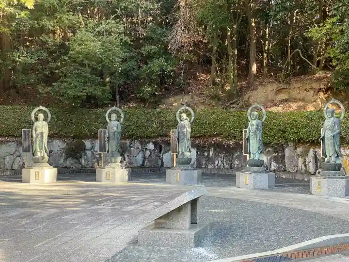 花山院菩提寺の{uncategorized: "未分類", other: "その他", undefined: "問題あり", building: "その他建物", grave: "お墓", sacred_gate: "鳥居", guardian: "狛犬", statue: "像", buddha: "仏像", history: "歴史", nature: "自然", garden: "庭園", animal: "動物", pagoda: "塔", temizu: "手水舎", mountain_gate: "山門・神門", sanctuary: "本殿・本堂", subordinate: "末社・摂社", art: "芸術", scenery: "景色", jizo: "地蔵", ema: "絵馬", goshuin: "御朱印", omikuji: "おみくじ", items: "授与品その他", amulet: "お守り", goshuincho: "御朱印帳", eats: "食事", festival: "お祭り", votive_dance: "神楽", shichigosan: "七五三参", wedding: "結婚式", experience: "体験その他", initially: "初詣", around: "周辺", anti_infection: "感染症対策"}