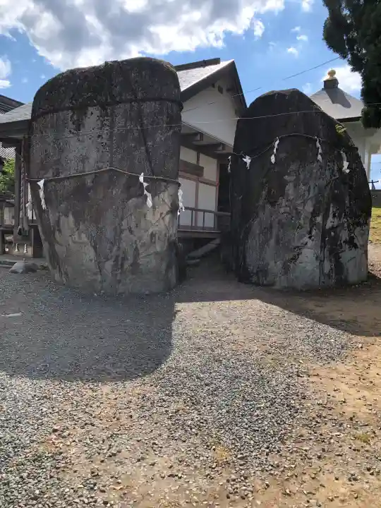 三ツ石神社(岩手県)