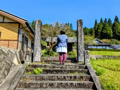 盛久寺の山門