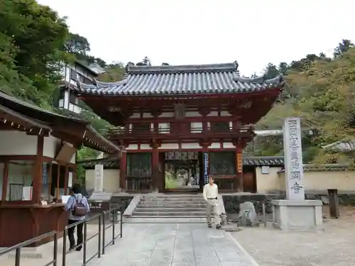 岡寺（龍蓋寺）の山門