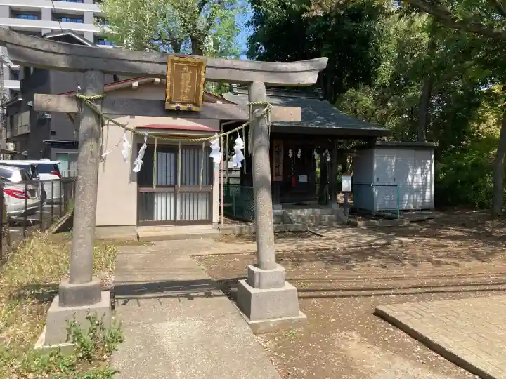 九頭龍神社の{uncategorized: "未分類", other: "その他", undefined: "問題あり", building: "その他建物", grave: "お墓", sacred_gate: "鳥居", guardian: "狛犬", statue: "像", buddha: "仏像", history: "歴史", nature: "自然", garden: "庭園", animal: "動物", pagoda: "塔", temizu: "手水舎", mountain_gate: "山門・神門", sanctuary: "本殿・本堂", subordinate: "末社・摂社", art: "芸術", scenery: "景色", jizo: "地蔵", ema: "絵馬", goshuin: "御朱印", omikuji: "おみくじ", items: "授与品その他", amulet: "お守り", goshuincho: "御朱印帳", eats: "食事", festival: "お祭り", votive_dance: "神楽", shichigosan: "七五三参", wedding: "結婚式", experience: "体験その他", initially: "初詣", around: "周辺", anti_infection: "感染症対策"}
