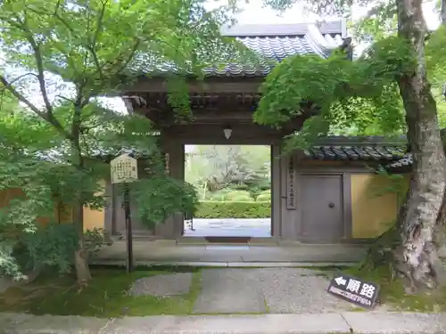 西明寺の山門