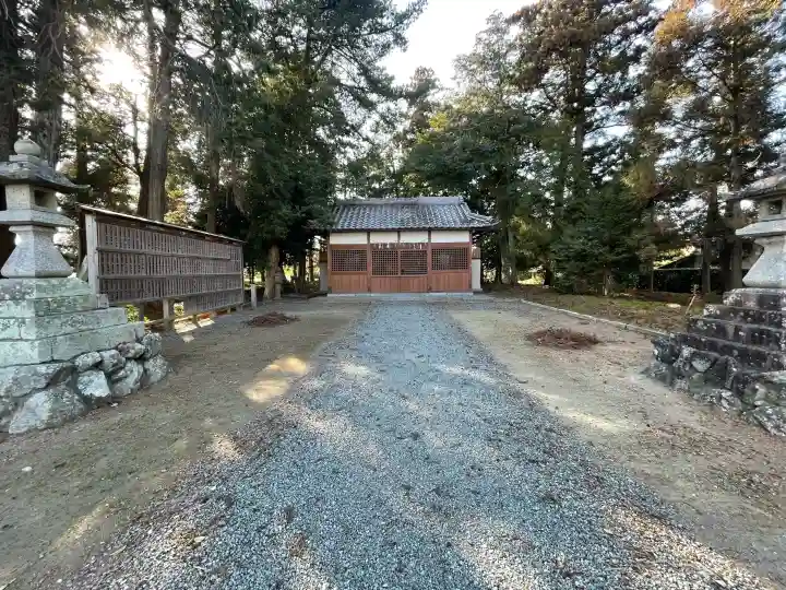 満賀里神社の{uncategorized: "未分類", other: "その他", undefined: "問題あり", building: "その他建物", grave: "お墓", sacred_gate: "鳥居", guardian: "狛犬", statue: "像", buddha: "仏像", history: "歴史", nature: "自然", garden: "庭園", animal: "動物", pagoda: "塔", temizu: "手水舎", mountain_gate: "山門・神門", sanctuary: "本殿・本堂", subordinate: "末社・摂社", art: "芸術", scenery: "景色", jizo: "地蔵", ema: "絵馬", goshuin: "御朱印", omikuji: "おみくじ", items: "授与品その他", amulet: "お守り", goshuincho: "御朱印帳", eats: "食事", festival: "お祭り", votive_dance: "神楽", shichigosan: "七五三参", wedding: "結婚式", experience: "体験その他", initially: "初詣", around: "周辺", anti_infection: "感染症対策"}