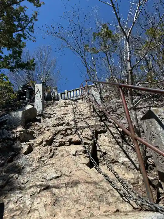 三峯神社奥宮の{uncategorized: "未分類", other: "その他", undefined: "問題あり", building: "その他建物", grave: "お墓", sacred_gate: "鳥居", guardian: "狛犬", statue: "像", buddha: "仏像", history: "歴史", nature: "自然", garden: "庭園", animal: "動物", pagoda: "塔", temizu: "手水舎", mountain_gate: "山門・神門", sanctuary: "本殿・本堂", subordinate: "末社・摂社", art: "芸術", scenery: "景色", jizo: "地蔵", ema: "絵馬", goshuin: "御朱印", omikuji: "おみくじ", items: "授与品その他", amulet: "お守り", goshuincho: "御朱印帳", eats: "食事", festival: "お祭り", votive_dance: "神楽", shichigosan: "七五三参", wedding: "結婚式", experience: "体験その他", initially: "初詣", around: "周辺", anti_infection: "感染症対策"}