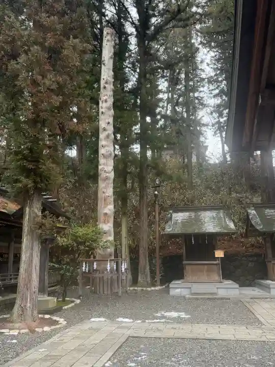 諏訪大社下社春宮の{uncategorized: "未分類", other: "その他", undefined: "問題あり", building: "その他建物", grave: "お墓", sacred_gate: "鳥居", guardian: "狛犬", statue: "像", buddha: "仏像", history: "歴史", nature: "自然", garden: "庭園", animal: "動物", pagoda: "塔", temizu: "手水舎", mountain_gate: "山門・神門", sanctuary: "本殿・本堂", subordinate: "末社・摂社", art: "芸術", scenery: "景色", jizo: "地蔵", ema: "絵馬", goshuin: "御朱印", omikuji: "おみくじ", items: "授与品その他", amulet: "お守り", goshuincho: "御朱印帳", eats: "食事", festival: "お祭り", votive_dance: "神楽", shichigosan: "七五三参", wedding: "結婚式", experience: "体験その他", initially: "初詣", around: "周辺", anti_infection: "感染症対策"}