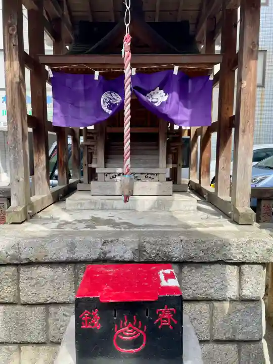 二ツ谷稲荷神社の{uncategorized: "未分類", other: "その他", undefined: "問題あり", building: "その他建物", grave: "お墓", sacred_gate: "鳥居", guardian: "狛犬", statue: "像", buddha: "仏像", history: "歴史", nature: "自然", garden: "庭園", animal: "動物", pagoda: "塔", temizu: "手水舎", mountain_gate: "山門・神門", sanctuary: "本殿・本堂", subordinate: "末社・摂社", art: "芸術", scenery: "景色", jizo: "地蔵", ema: "絵馬", goshuin: "御朱印", omikuji: "おみくじ", items: "授与品その他", amulet: "お守り", goshuincho: "御朱印帳", eats: "食事", festival: "お祭り", votive_dance: "神楽", shichigosan: "七五三参", wedding: "結婚式", experience: "体験その他", initially: "初詣", around: "周辺", anti_infection: "感染症対策"}