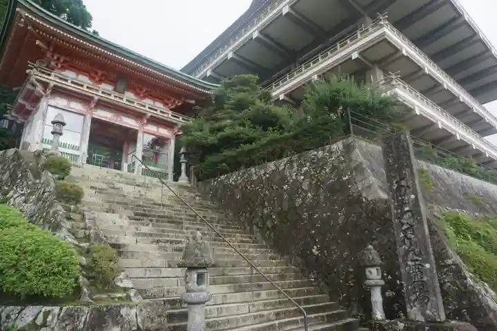 青岸渡寺の山門・神門