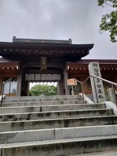 岡田神社の山門・神門