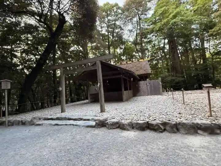 伊勢神宮内宮(皇大神宮)の{uncategorized: "未分類", other: "その他", undefined: "問題あり", building: "その他建物", grave: "お墓", sacred_gate: "鳥居", guardian: "狛犬", statue: "像", buddha: "仏像", history: "歴史", nature: "自然", garden: "庭園", animal: "動物", pagoda: "塔", temizu: "手水舎", mountain_gate: "山門・神門", sanctuary: "本殿・本堂", subordinate: "末社・摂社", art: "芸術", scenery: "景色", jizo: "地蔵", ema: "絵馬", goshuin: "御朱印", omikuji: "おみくじ", items: "授与品その他", amulet: "お守り", goshuincho: "御朱印帳", eats: "食事", festival: "お祭り", votive_dance: "神楽", shichigosan: "七五三参", wedding: "結婚式", experience: "体験その他", initially: "初詣", around: "周辺", anti_infection: "感染症対策"}