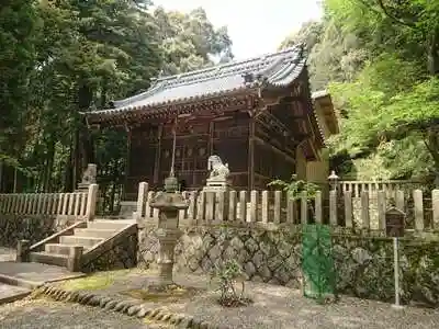 麦房神社の本殿