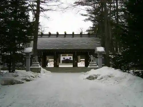 帯廣神社の山門・神門