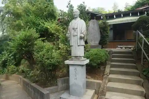 横浜御嶽神社の像