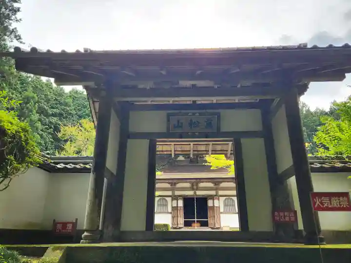慧日寺の山門・神門