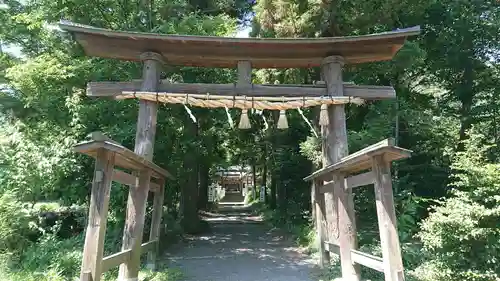 三ケ尻八幡神社の鳥居