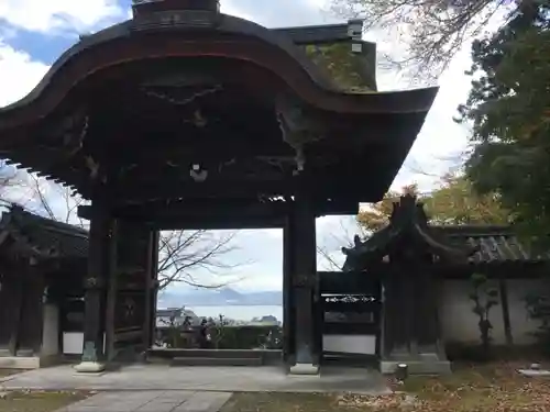 西教寺の山門