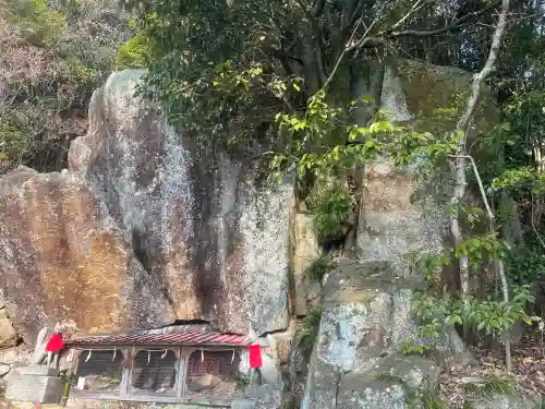金光稲荷神社の{uncategorized: "未分類", other: "その他", undefined: "問題あり", building: "その他建物", grave: "お墓", sacred_gate: "鳥居", guardian: "狛犬", statue: "像", buddha: "仏像", history: "歴史", nature: "自然", garden: "庭園", animal: "動物", pagoda: "塔", temizu: "手水舎", mountain_gate: "山門・神門", sanctuary: "本殿・本堂", subordinate: "末社・摂社", art: "芸術", scenery: "景色", jizo: "地蔵", ema: "絵馬", goshuin: "御朱印", omikuji: "おみくじ", items: "授与品その他", amulet: "お守り", goshuincho: "御朱印帳", eats: "食事", festival: "お祭り", votive_dance: "神楽", shichigosan: "七五三参", wedding: "結婚式", experience: "体験その他", initially: "初詣", around: "周辺", anti_infection: "感染症対策"}