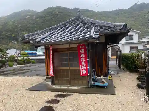 海岸寺の{uncategorized: "未分類", other: "その他", undefined: "問題あり", building: "その他建物", grave: "お墓", sacred_gate: "鳥居", guardian: "狛犬", statue: "像", buddha: "仏像", history: "歴史", nature: "自然", garden: "庭園", animal: "動物", pagoda: "塔", temizu: "手水舎", mountain_gate: "山門・神門", sanctuary: "本殿・本堂", subordinate: "末社・摂社", art: "芸術", scenery: "景色", jizo: "地蔵", ema: "絵馬", goshuin: "御朱印", omikuji: "おみくじ", items: "授与品その他", amulet: "お守り", goshuincho: "御朱印帳", eats: "食事", festival: "お祭り", votive_dance: "神楽", shichigosan: "七五三参", wedding: "結婚式", experience: "体験その他", initially: "初詣", around: "周辺", anti_infection: "感染症対策"}