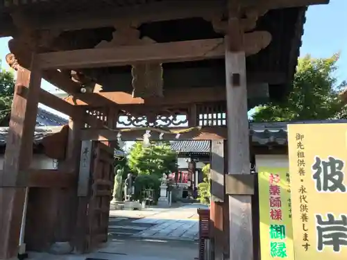 頭陀寺の山門