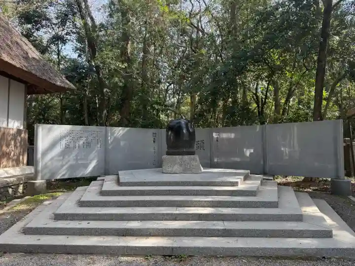 伊弉諾神宮の{uncategorized: "未分類", other: "その他", undefined: "問題あり", building: "その他建物", grave: "お墓", sacred_gate: "鳥居", guardian: "狛犬", statue: "像", buddha: "仏像", history: "歴史", nature: "自然", garden: "庭園", animal: "動物", pagoda: "塔", temizu: "手水舎", mountain_gate: "山門・神門", sanctuary: "本殿・本堂", subordinate: "末社・摂社", art: "芸術", scenery: "景色", jizo: "地蔵", ema: "絵馬", goshuin: "御朱印", omikuji: "おみくじ", items: "授与品その他", amulet: "お守り", goshuincho: "御朱印帳", eats: "食事", festival: "お祭り", votive_dance: "神楽", shichigosan: "七五三参", wedding: "結婚式", experience: "体験その他", initially: "初詣", around: "周辺", anti_infection: "感染症対策"}