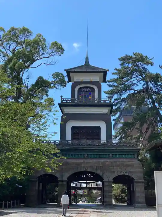 尾山神社の山門・神門