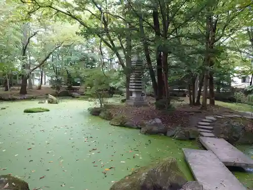 帯廣神社の庭園