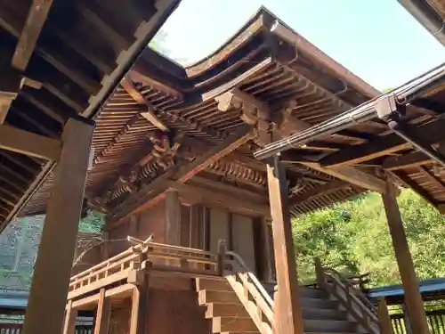 山梨岡神社の本殿