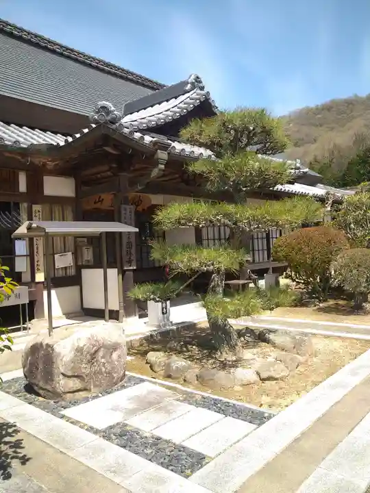 圀勝寺の本殿・本堂