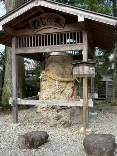 飛驒一宮水無神社の{uncategorized: "未分類", other: "その他", undefined: "問題あり", building: "その他建物", grave: "お墓", sacred_gate: "鳥居", guardian: "狛犬", statue: "像", buddha: "仏像", history: "歴史", nature: "自然", garden: "庭園", animal: "動物", pagoda: "塔", temizu: "手水舎", mountain_gate: "山門・神門", sanctuary: "本殿・本堂", subordinate: "末社・摂社", art: "芸術", scenery: "景色", jizo: "地蔵", ema: "絵馬", goshuin: "御朱印", omikuji: "おみくじ", items: "授与品その他", amulet: "お守り", goshuincho: "御朱印帳", eats: "食事", festival: "お祭り", votive_dance: "神楽", shichigosan: "七五三参", wedding: "結婚式", experience: "体験その他", initially: "初詣", around: "周辺", anti_infection: "感染症対策"}