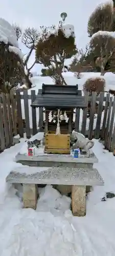 榊山稲荷神社の{uncategorized: "未分類", other: "その他", undefined: "問題あり", building: "その他建物", grave: "お墓", sacred_gate: "鳥居", guardian: "狛犬", statue: "像", buddha: "仏像", history: "歴史", nature: "自然", garden: "庭園", animal: "動物", pagoda: "塔", temizu: "手水舎", mountain_gate: "山門・神門", sanctuary: "本殿・本堂", subordinate: "末社・摂社", art: "芸術", scenery: "景色", jizo: "地蔵", ema: "絵馬", goshuin: "御朱印", omikuji: "おみくじ", items: "授与品その他", amulet: "お守り", goshuincho: "御朱印帳", eats: "食事", festival: "お祭り", votive_dance: "神楽", shichigosan: "七五三参", wedding: "結婚式", experience: "体験その他", initially: "初詣", around: "周辺", anti_infection: "感染症対策"}