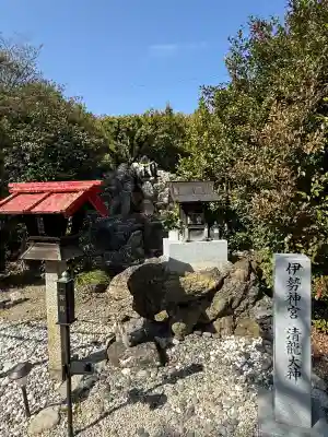 玉三稲荷神社の{uncategorized: "未分類", other: "その他", undefined: "問題あり", building: "その他建物", grave: "お墓", sacred_gate: "鳥居", guardian: "狛犬", statue: "像", buddha: "仏像", history: "歴史", nature: "自然", garden: "庭園", animal: "動物", pagoda: "塔", temizu: "手水舎", mountain_gate: "山門・神門", sanctuary: "本殿・本堂", subordinate: "末社・摂社", art: "芸術", scenery: "景色", jizo: "地蔵", ema: "絵馬", goshuin: "御朱印", omikuji: "おみくじ", items: "授与品その他", amulet: "お守り", goshuincho: "御朱印帳", eats: "食事", festival: "お祭り", votive_dance: "神楽", shichigosan: "七五三参", wedding: "結婚式", experience: "体験その他", initially: "初詣", around: "周辺", anti_infection: "感染症対策"}