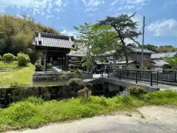 真竜寺の{uncategorized: "未分類", other: "その他", undefined: "問題あり", building: "その他建物", grave: "お墓", sacred_gate: "鳥居", guardian: "狛犬", statue: "像", buddha: "仏像", history: "歴史", nature: "自然", garden: "庭園", animal: "動物", pagoda: "塔", temizu: "手水舎", mountain_gate: "山門・神門", sanctuary: "本殿・本堂", subordinate: "末社・摂社", art: "芸術", scenery: "景色", jizo: "地蔵", ema: "絵馬", goshuin: "御朱印", omikuji: "おみくじ", items: "授与品その他", amulet: "お守り", goshuincho: "御朱印帳", eats: "食事", festival: "お祭り", votive_dance: "神楽", shichigosan: "七五三参", wedding: "結婚式", experience: "体験その他", initially: "初詣", around: "周辺", anti_infection: "感染症対策"}