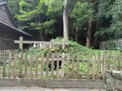 熊野三所神社の{uncategorized: "未分類", other: "その他", undefined: "問題あり", building: "その他建物", grave: "お墓", sacred_gate: "鳥居", guardian: "狛犬", statue: "像", buddha: "仏像", history: "歴史", nature: "自然", garden: "庭園", animal: "動物", pagoda: "塔", temizu: "手水舎", mountain_gate: "山門・神門", sanctuary: "本殿・本堂", subordinate: "末社・摂社", art: "芸術", scenery: "景色", jizo: "地蔵", ema: "絵馬", goshuin: "御朱印", omikuji: "おみくじ", items: "授与品その他", amulet: "お守り", goshuincho: "御朱印帳", eats: "食事", festival: "お祭り", votive_dance: "神楽", shichigosan: "七五三参", wedding: "結婚式", experience: "体験その他", initially: "初詣", around: "周辺", anti_infection: "感染症対策"}