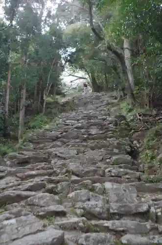 神倉神社（熊野速玉大社摂社）の{uncategorized: "未分類", other: "その他", undefined: "問題あり", building: "その他建物", grave: "お墓", sacred_gate: "鳥居", guardian: "狛犬", statue: "像", buddha: "仏像", history: "歴史", nature: "自然", garden: "庭園", animal: "動物", pagoda: "塔", temizu: "手水舎", mountain_gate: "山門・神門", sanctuary: "本殿・本堂", subordinate: "末社・摂社", art: "芸術", scenery: "景色", jizo: "地蔵", ema: "絵馬", goshuin: "御朱印", omikuji: "おみくじ", items: "授与品その他", amulet: "お守り", goshuincho: "御朱印帳", eats: "食事", festival: "お祭り", votive_dance: "神楽", shichigosan: "七五三参", wedding: "結婚式", experience: "体験その他", initially: "初詣", around: "周辺", anti_infection: "感染症対策"}