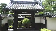 養徳院の山門