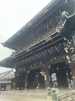 東本願寺(真宗本廟)の{uncategorized: "未分類", other: "その他", undefined: "問題あり", building: "その他建物", grave: "お墓", sacred_gate: "鳥居", guardian: "狛犬", statue: "像", buddha: "仏像", history: "歴史", nature: "自然", garden: "庭園", animal: "動物", pagoda: "塔", temizu: "手水舎", mountain_gate: "山門・神門", sanctuary: "本殿・本堂", subordinate: "末社・摂社", art: "芸術", scenery: "景色", jizo: "地蔵", ema: "絵馬", goshuin: "御朱印", omikuji: "おみくじ", items: "授与品その他", amulet: "お守り", goshuincho: "御朱印帳", eats: "食事", festival: "お祭り", votive_dance: "神楽", shichigosan: "七五三参", wedding: "結婚式", experience: "体験その他", initially: "初詣", around: "周辺", anti_infection: "感染症対策"}