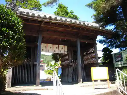 覚住寺の山門